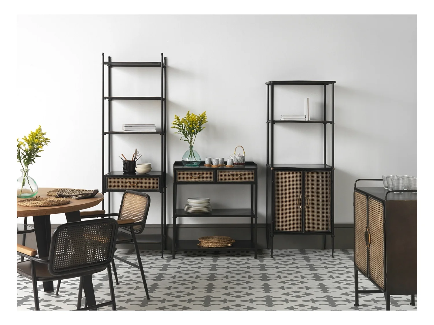 Cadeira de braços com costas em bronze e estrutura metálica preta