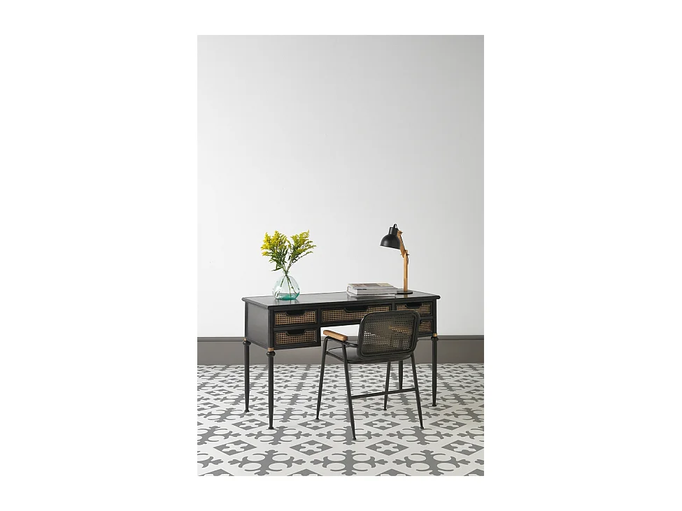 Cadeira de braços com costas em bronze e estrutura metálica preta