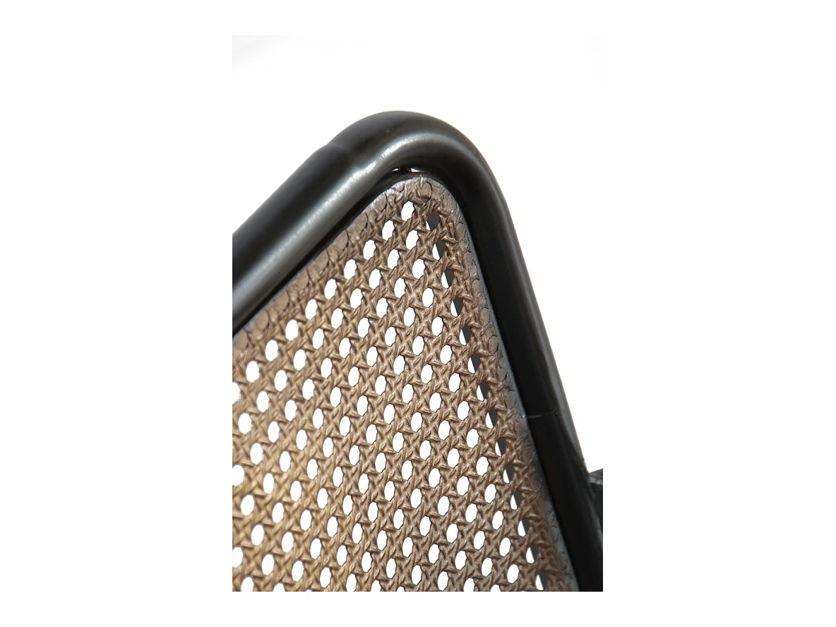 Cadeira de braços com costas em bronze e estrutura metálica preta