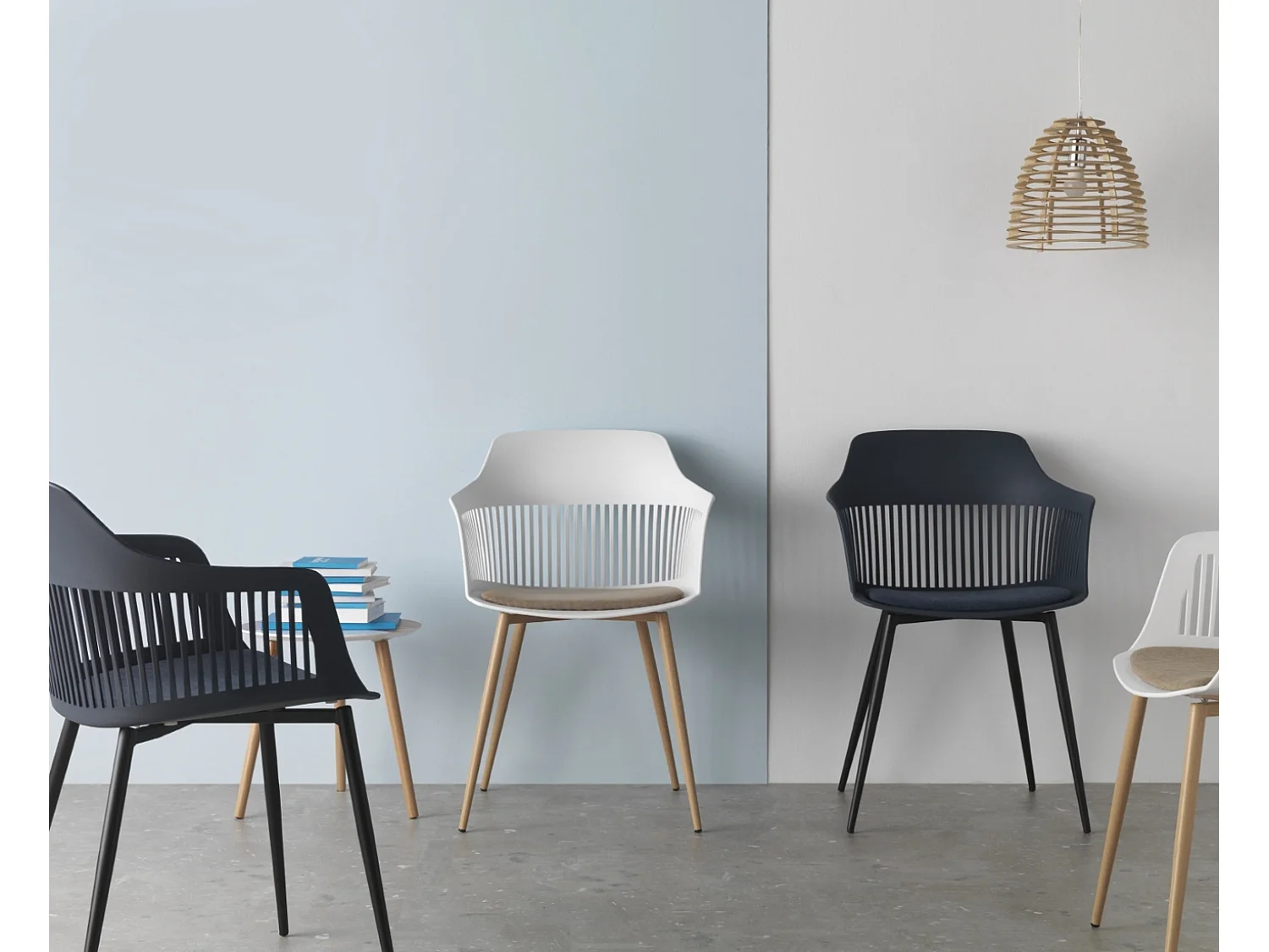 Lot de 4 fauteuils en polypropylène bleu avec assise rembourrée et pieds métalliques