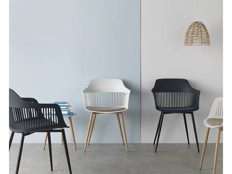 Pacote 4 poltronas em polipropileno azul com assento estofado e pés metálicos