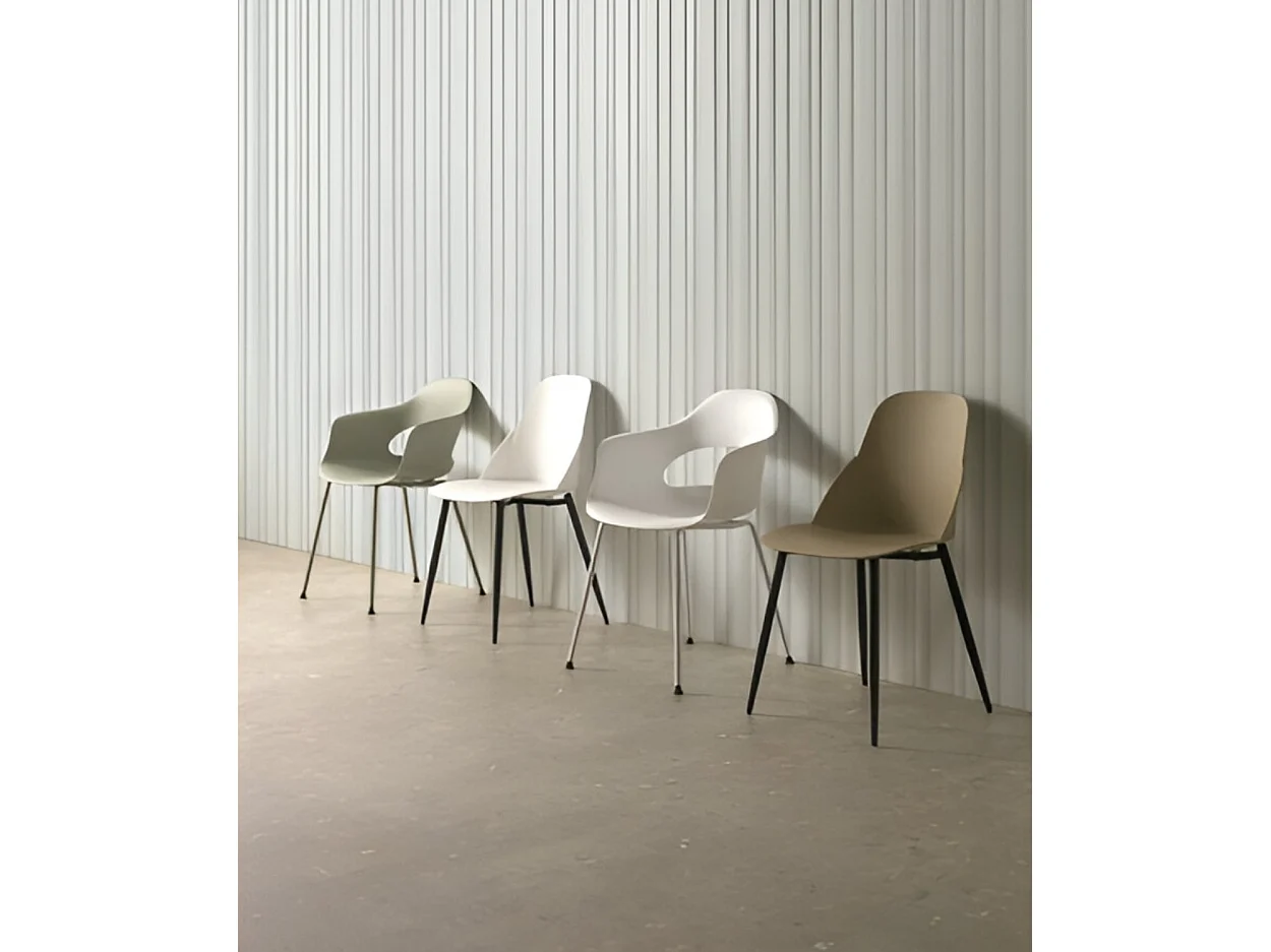 Lot de 4 chaises en PP couleur blanche avec pieds métalliques