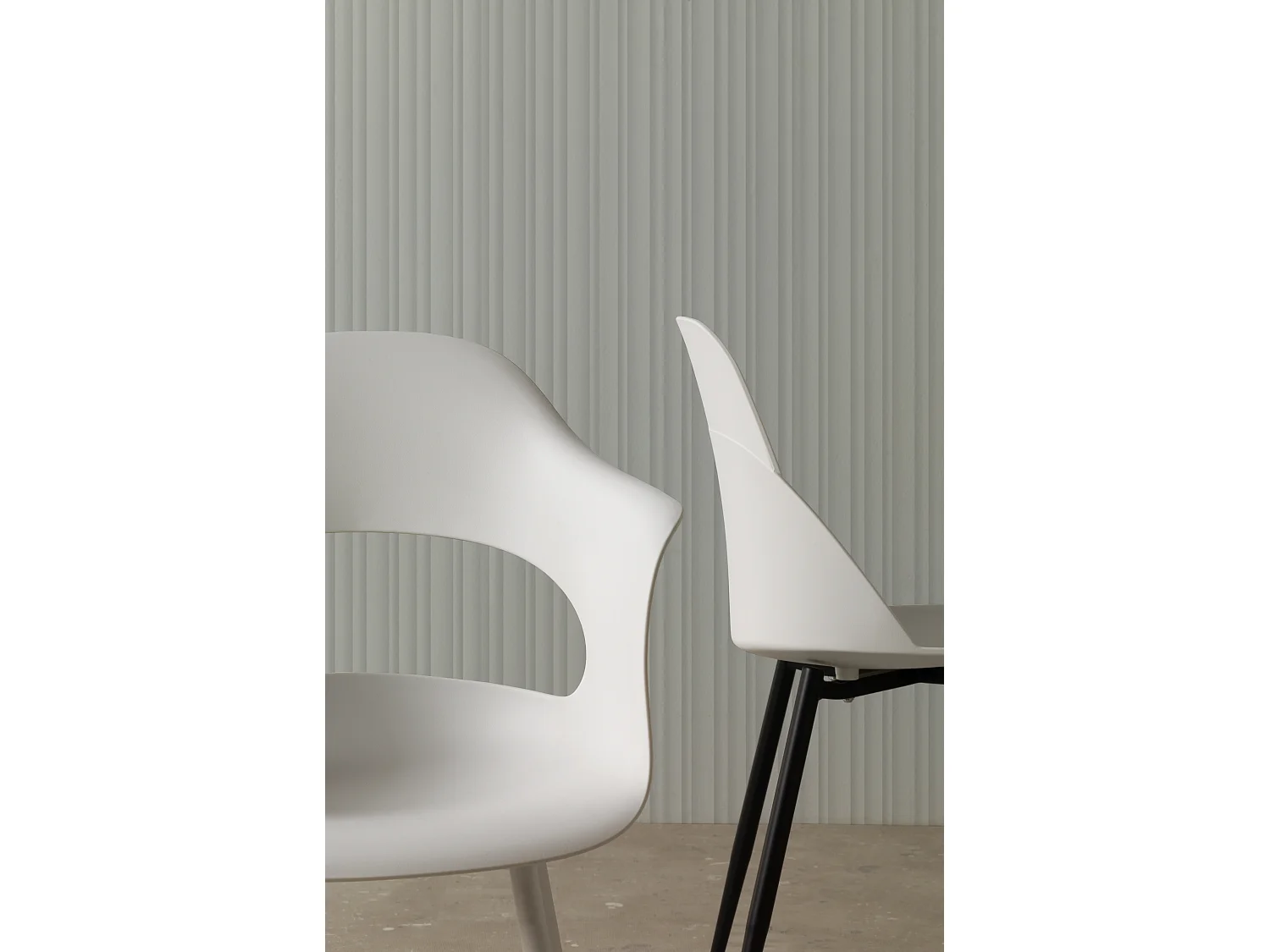 Lot de 4 chaises en PP couleur blanche avec pieds métalliques