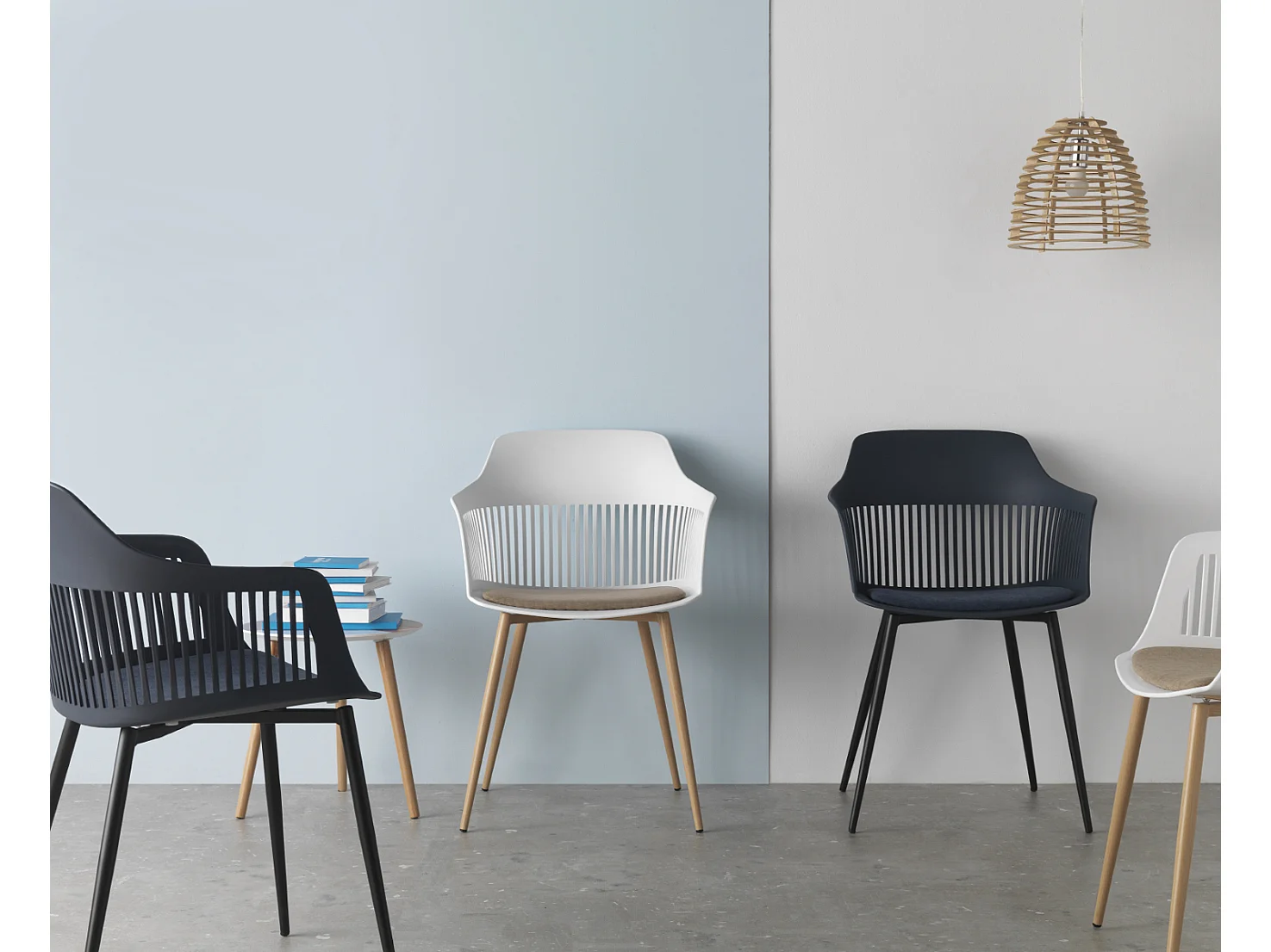 Lot de 4 fauteuils en polypropylène blanc avec assise tapissée