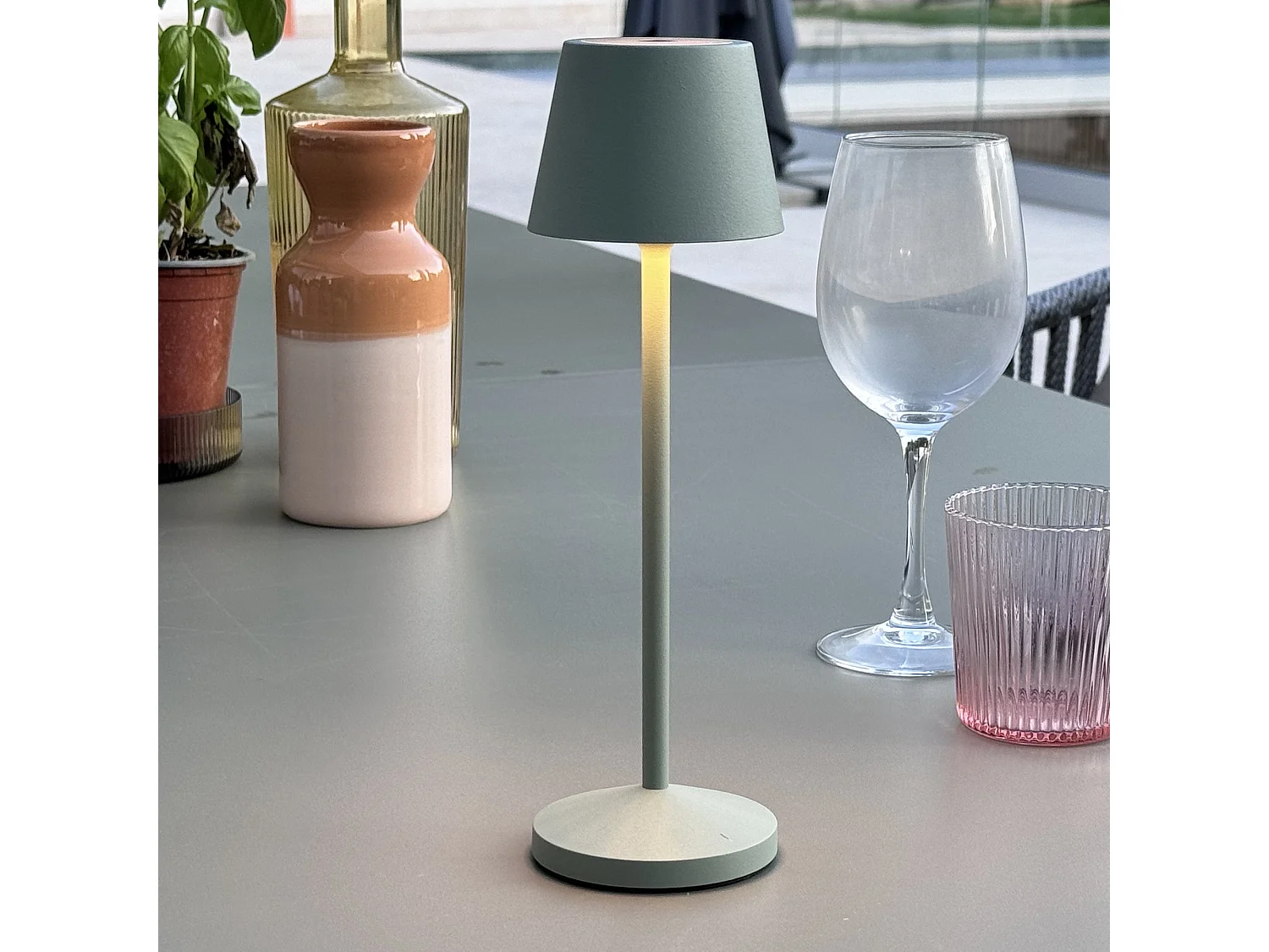 Lampe de table sans fil EMILY Vert olive Aluminium H25cm