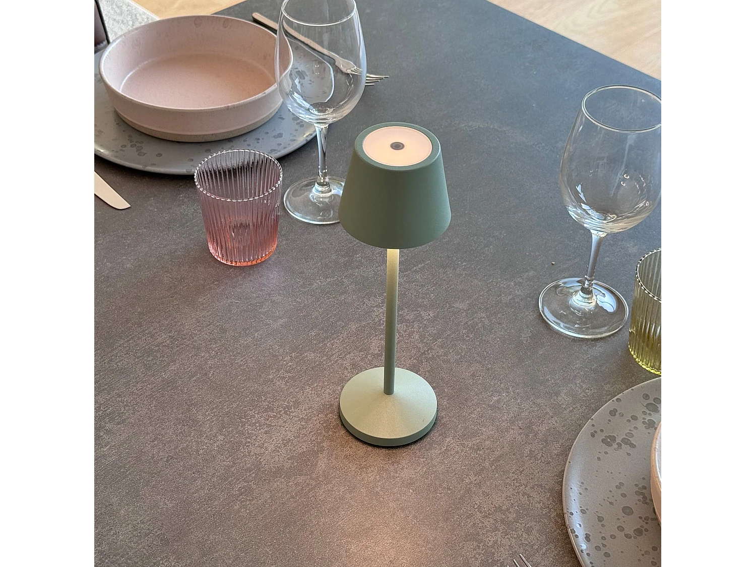 Lampe de table sans fil EMILY Vert olive Aluminium H25cm
