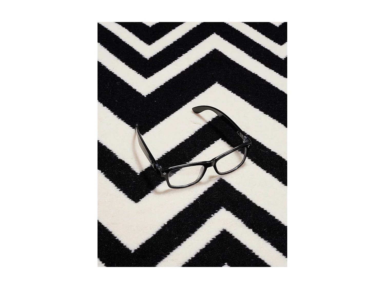 tapis salon 160x225 tissé noir rectangle motif géométrique LYN1 VAGUES