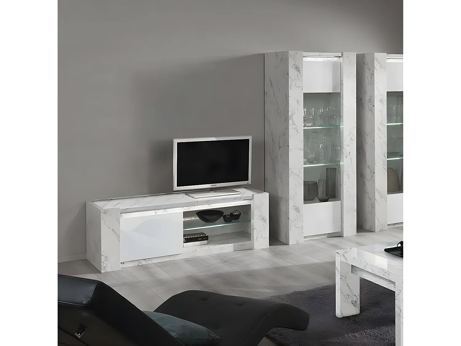 PRAVA - Meuble TV 1 Porte 150cm Laqué Blanc et Effet Marbre avec Leds