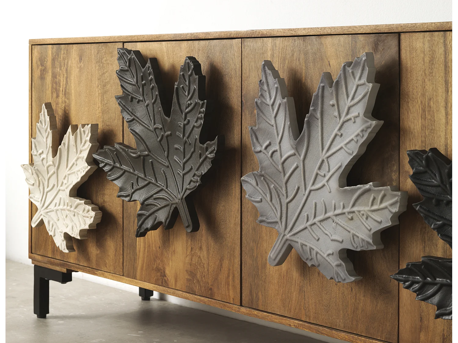 Sideboard aus massivem braunem Mangoholz