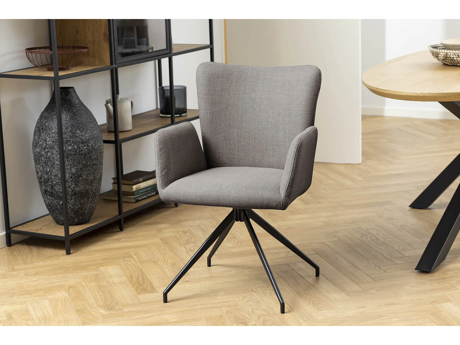 Laura chaise de salle à manger avec accoudoirs marron.