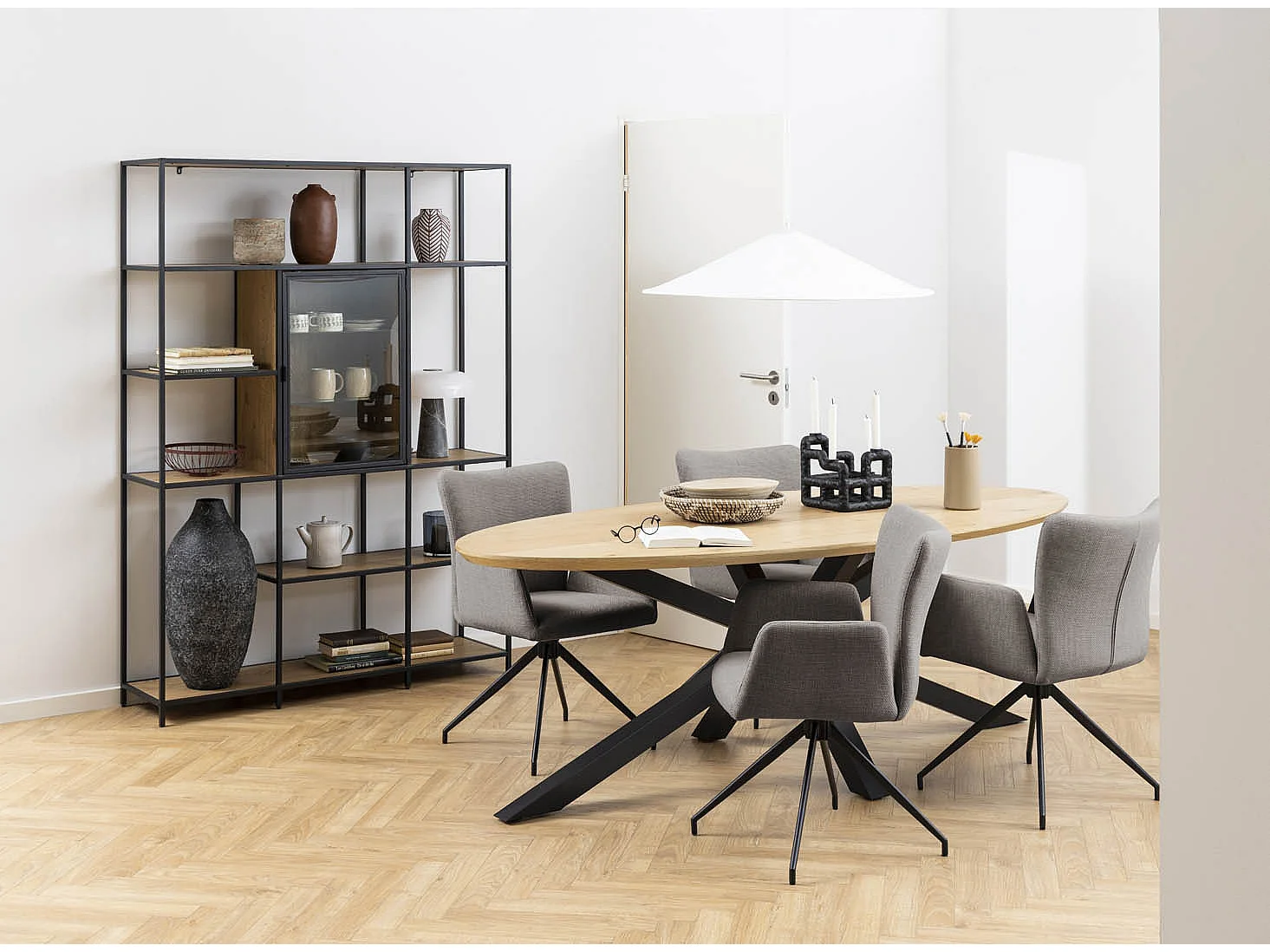 Laura chaise de salle à manger avec accoudoirs marron.