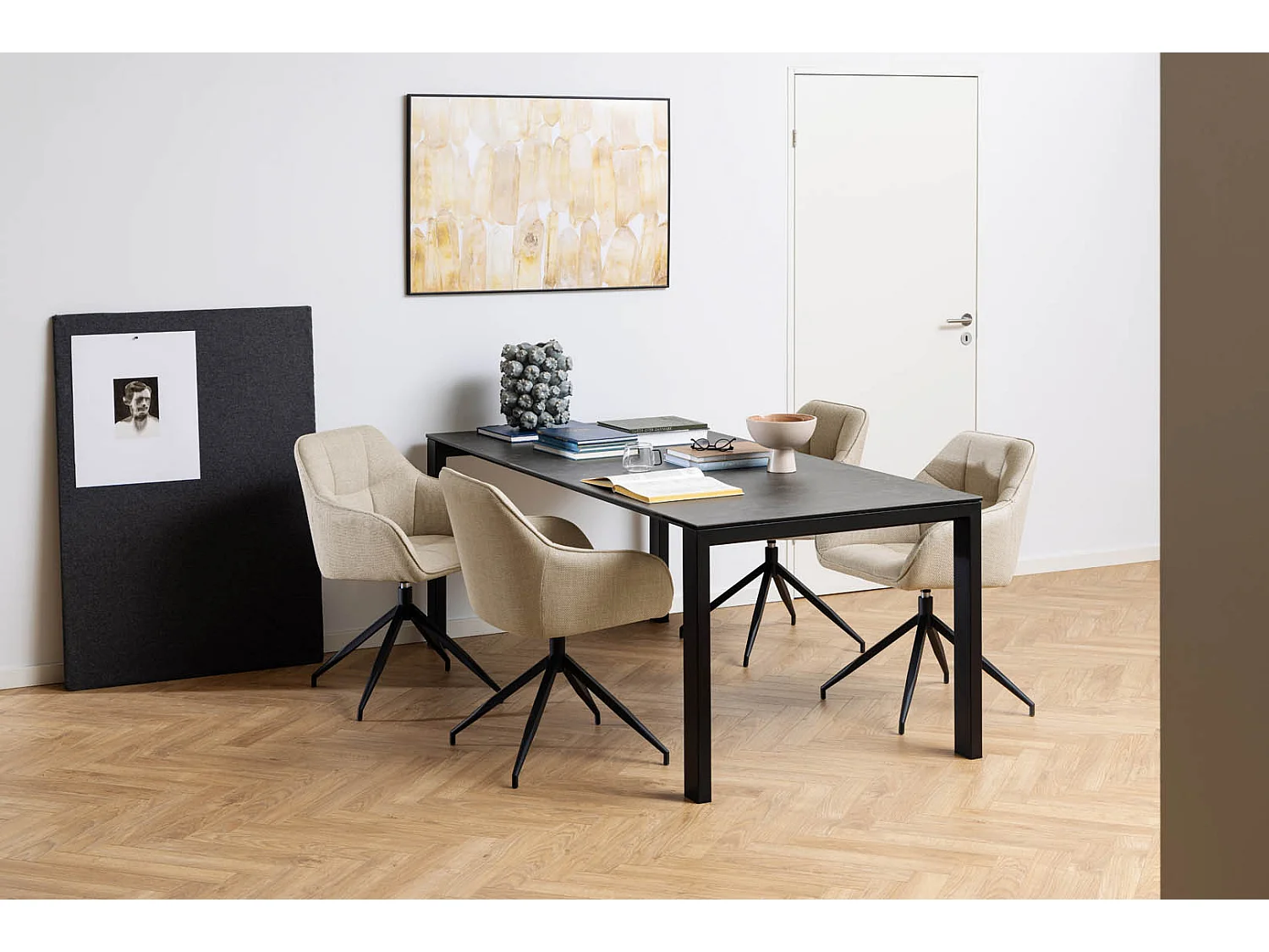 Brule eetkamerstoel met armleuningen, draaifunctie,  beige.