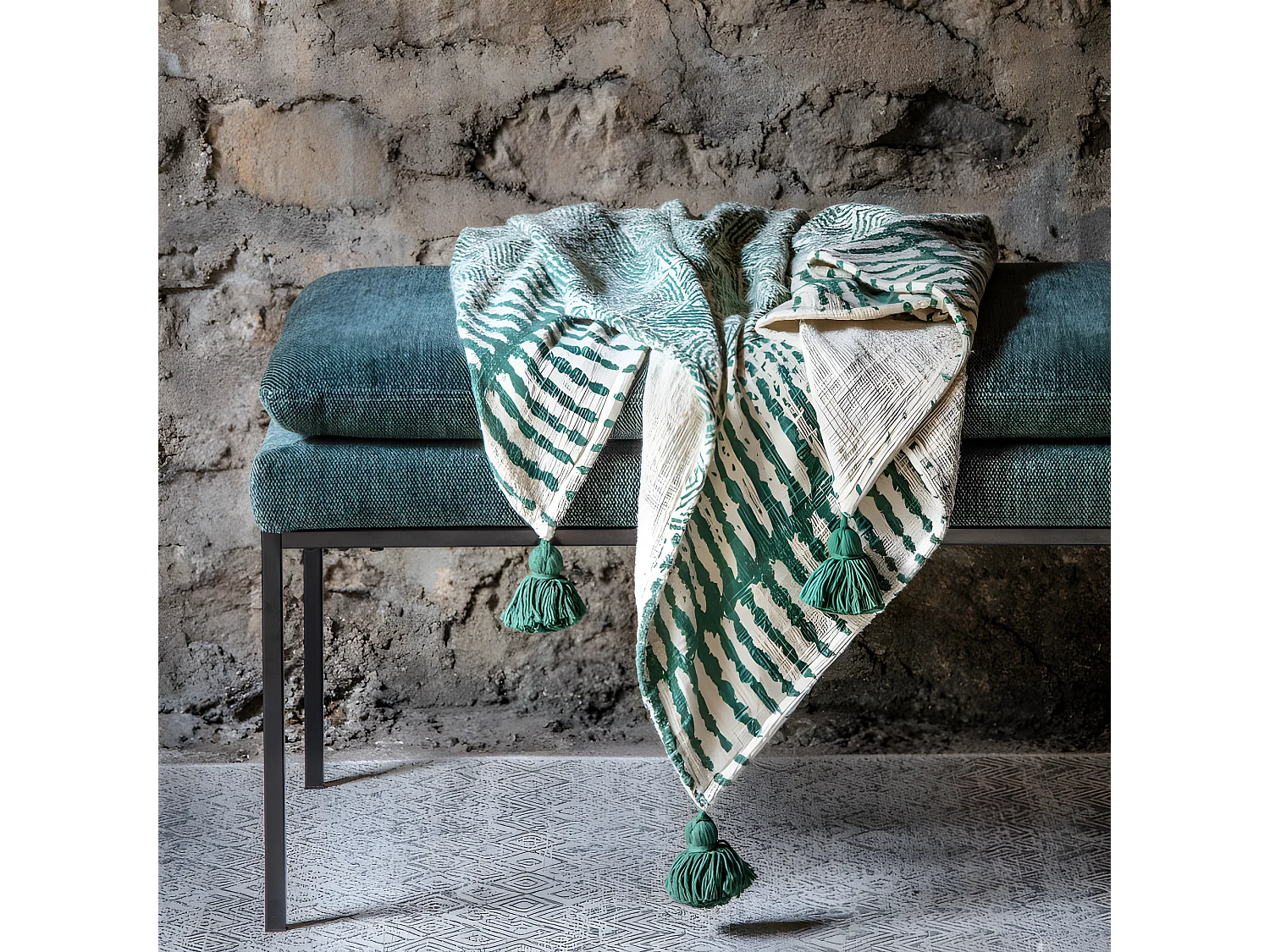 Banc design tissu et pieds métal GALLATE