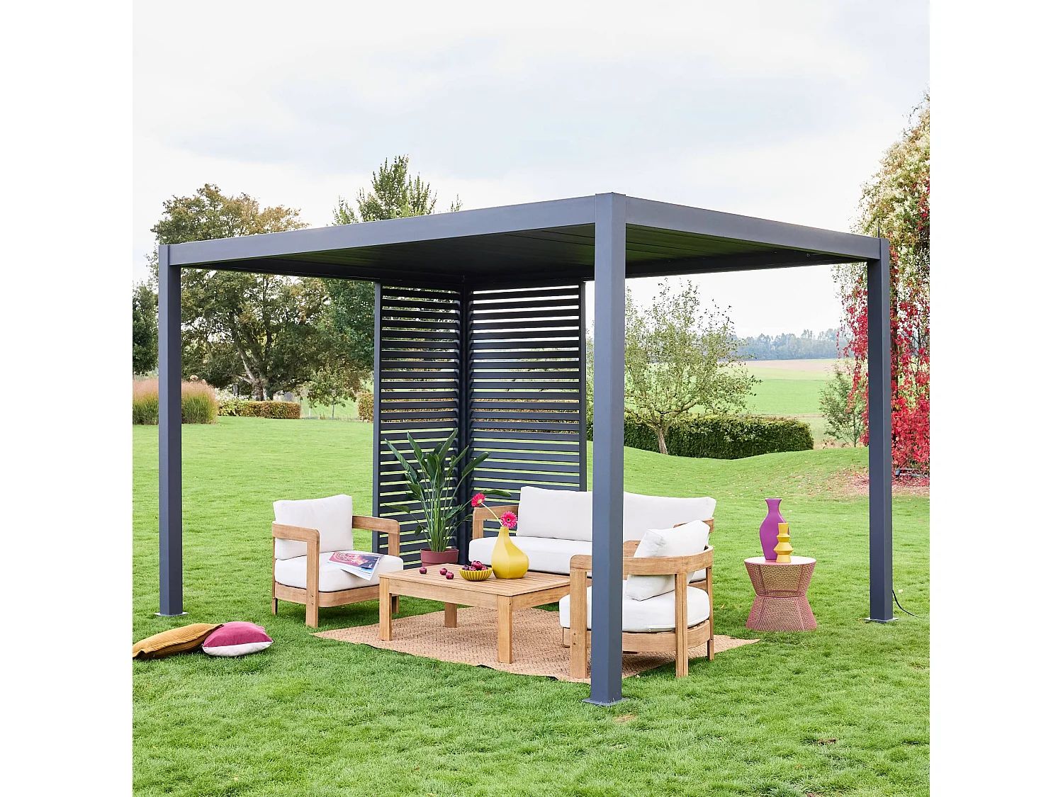Pergola bioclimatique Triomphe 3x4 + 3 persiennes 130cm pour le côté de 4m. panneau brise vue. L 400 x P 300 x H 250 cm
