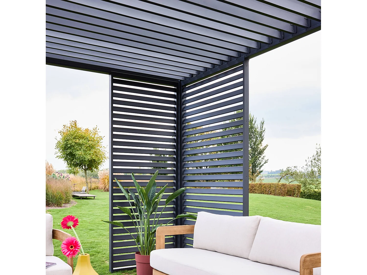 Pergola bioclimatique Triomphe 3x4 + 3 persiennes 130cm pour le côté de 4m. panneau brise vue. L 400 x P 300 x H 250 cm