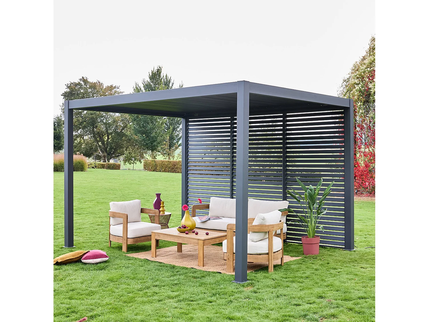 Pergola bioclimatique Triomphe 3x4 + 3 persiennes 130cm pour le côté de 4m. panneau brise vue. L 400 x P 300 x H 250 cm