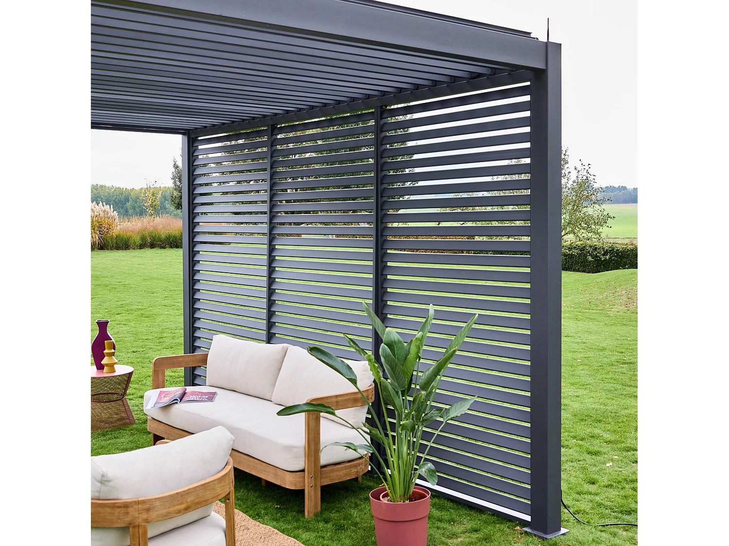 Pergola bioclimatique Triomphe 3x4 + 3 persiennes 130cm pour le côté de 4m. panneau brise vue. L 400 x P 300 x H 250 cm