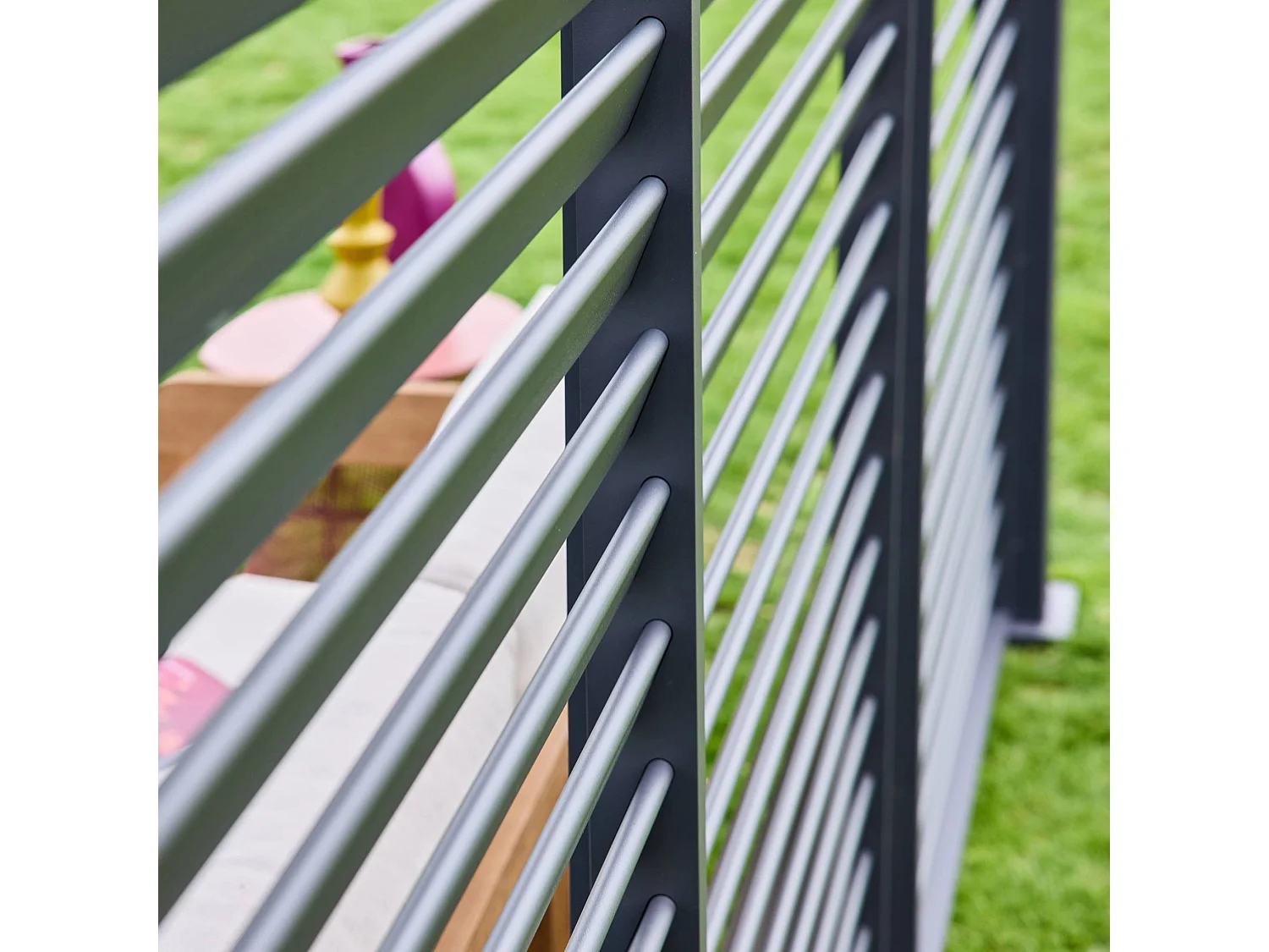 Pergola bioclimatique Triomphe 3x4 + 3 persiennes 130cm pour le côté de 4m. panneau brise vue. L 400 x P 300 x H 250 cm