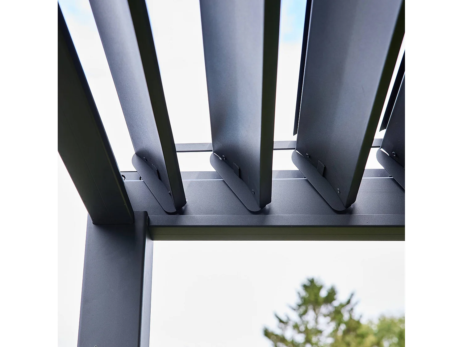 Pergola bioclimatique Triomphe 3x4 + 3 persiennes 130cm pour le côté de 4m. panneau brise vue. L 400 x P 300 x H 250 cm
