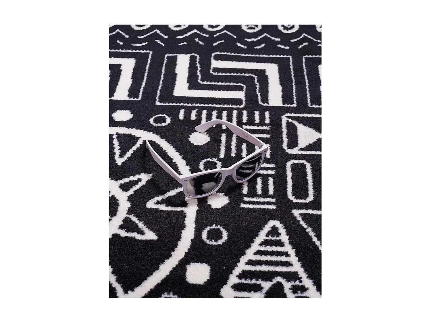 tapis chambre 80x150 tissé noir rectangle motif ethnique LYN1 MOTIF