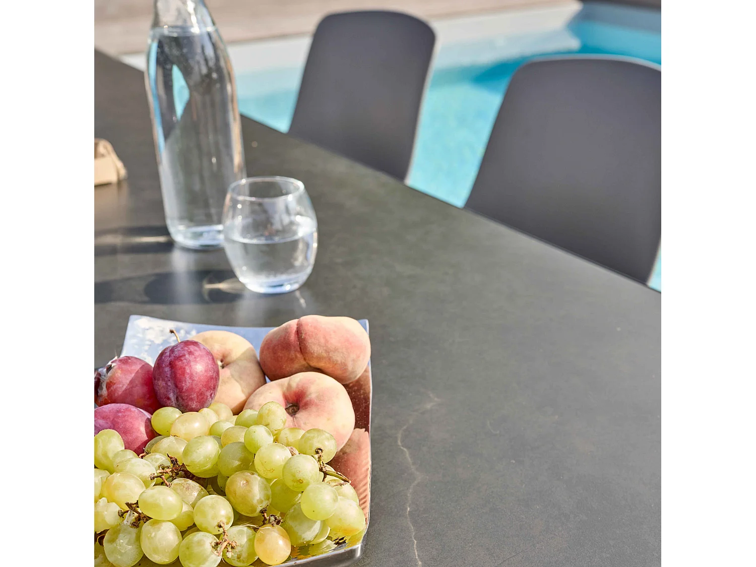 Ensemble table de jardin rectangulaire grise et 8 chaises grises