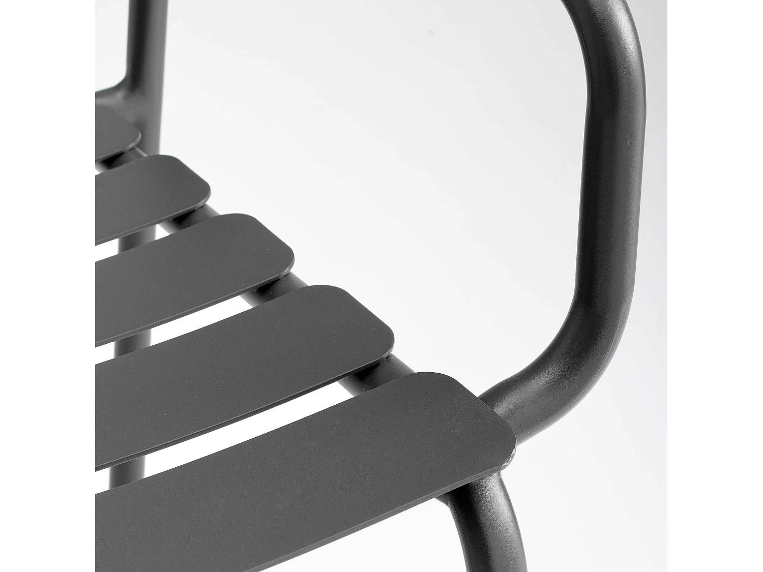 Vierkante terrastafel (185 x 92 cm) en 8 zwarte fauteuils