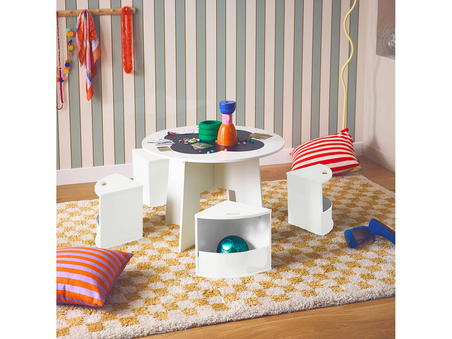 Mesa con pizarra y 4 sillas con almacenaje para niños blanco