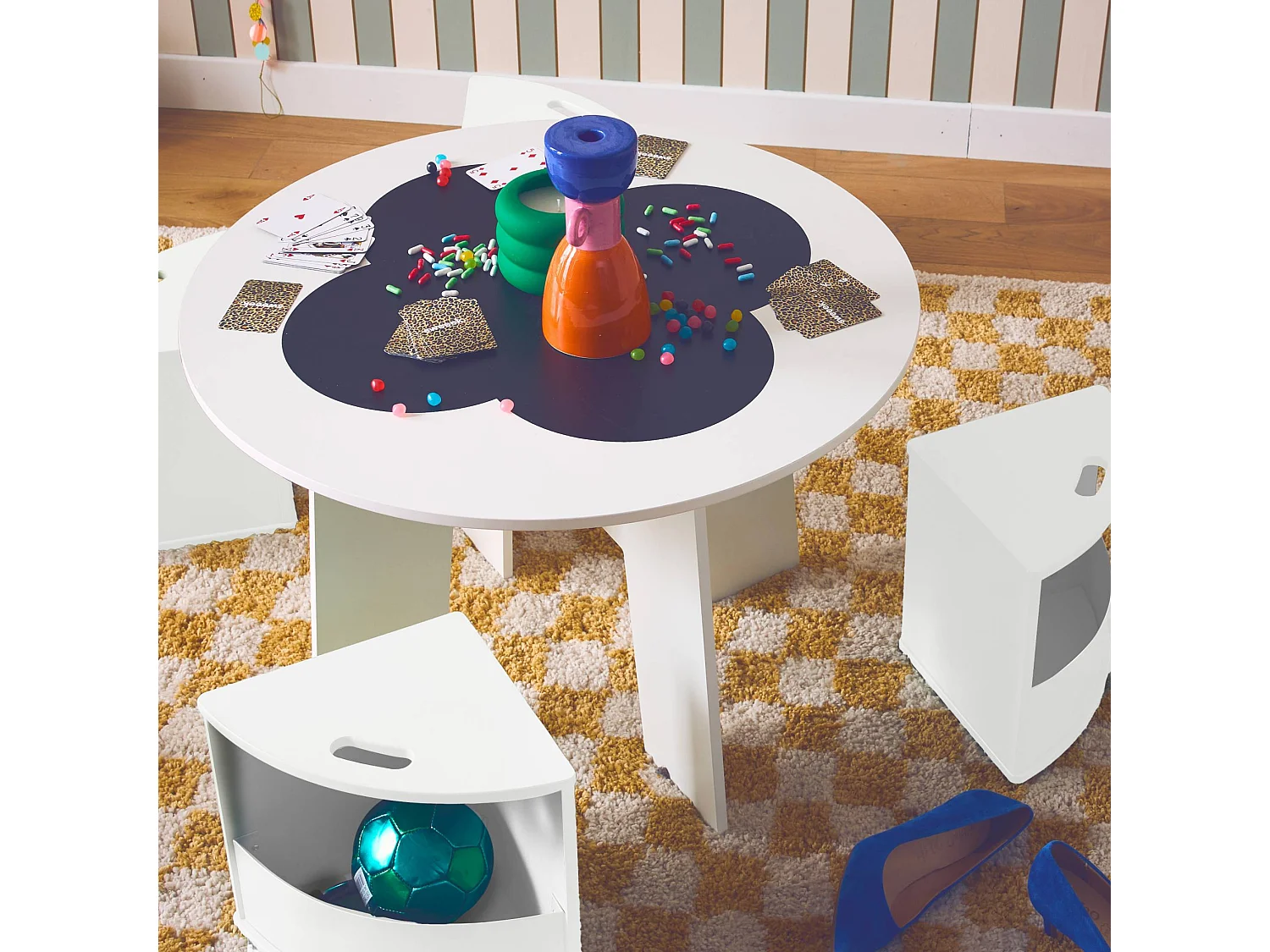 Mesa con pizarra y 4 sillas con almacenaje para niños blanco