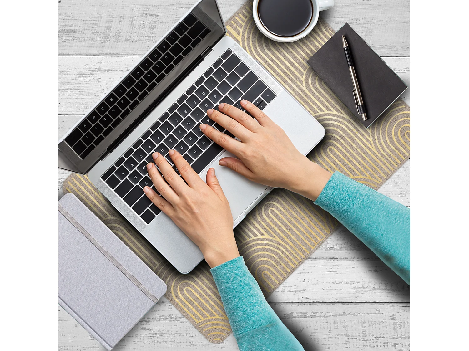 Set de 4 individuales de vinilo Natural arcos dorados  4u-30x45 cm