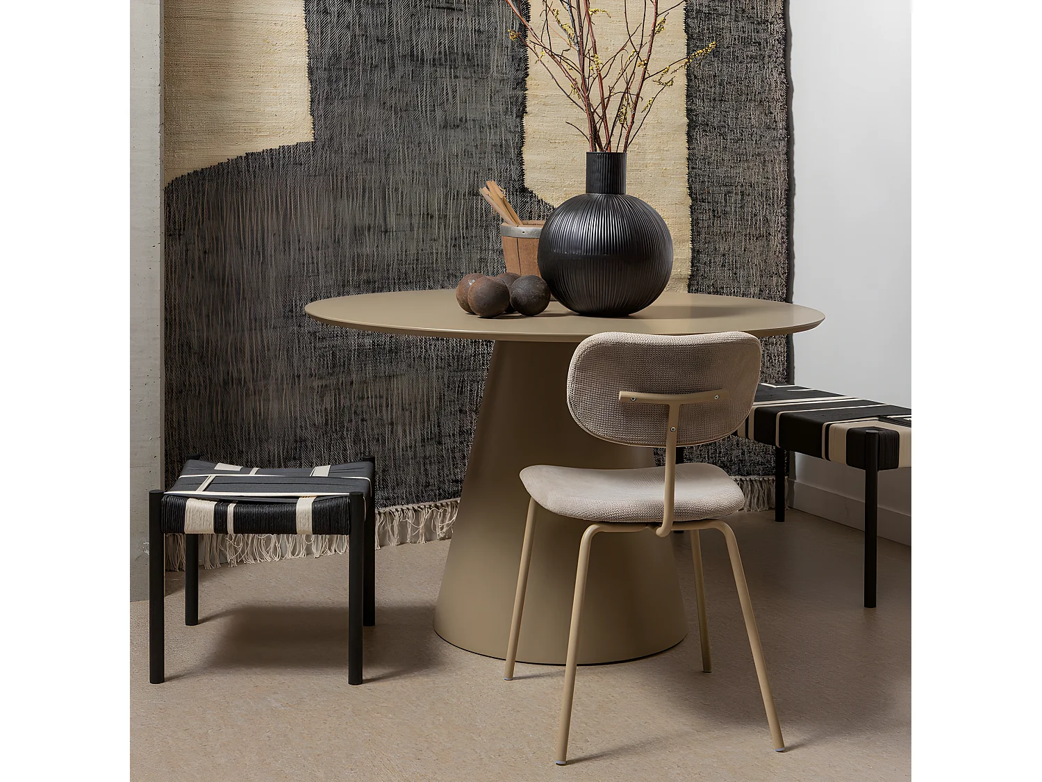 Jorre - Table à manger 4 personnes ronde en bois - Taupe