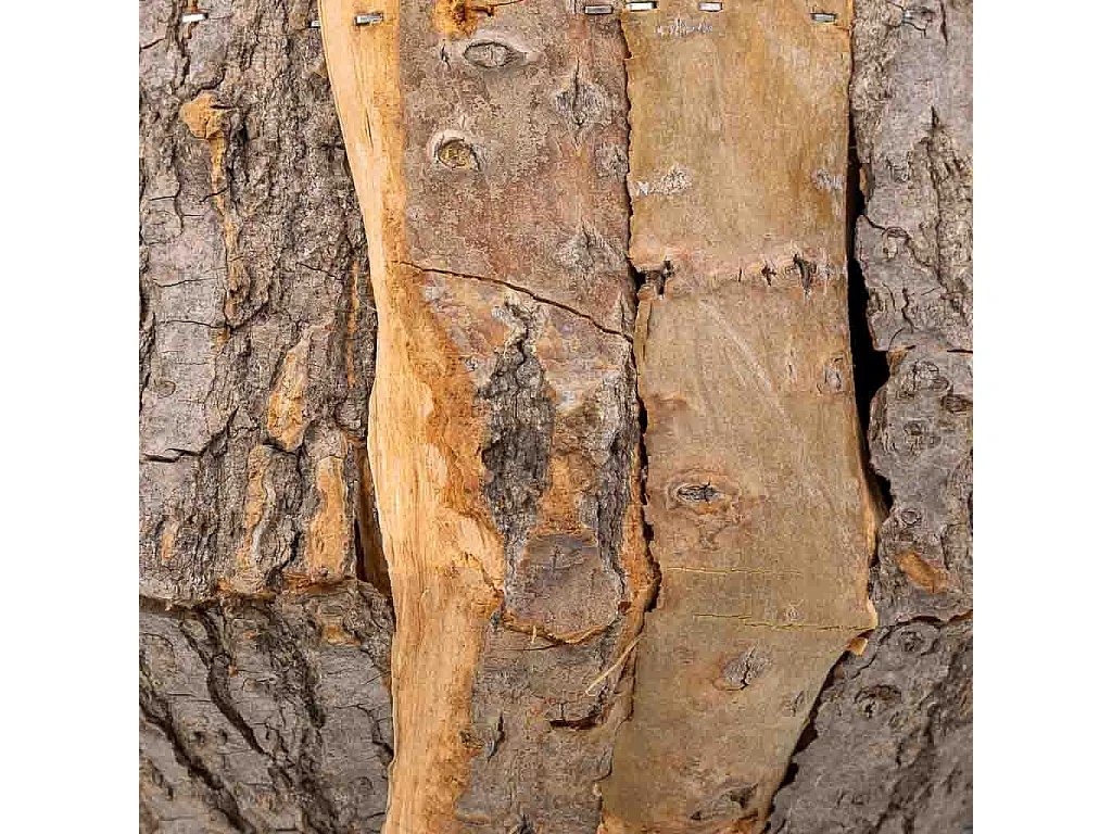 Set mit 2 braunen Holzkörben