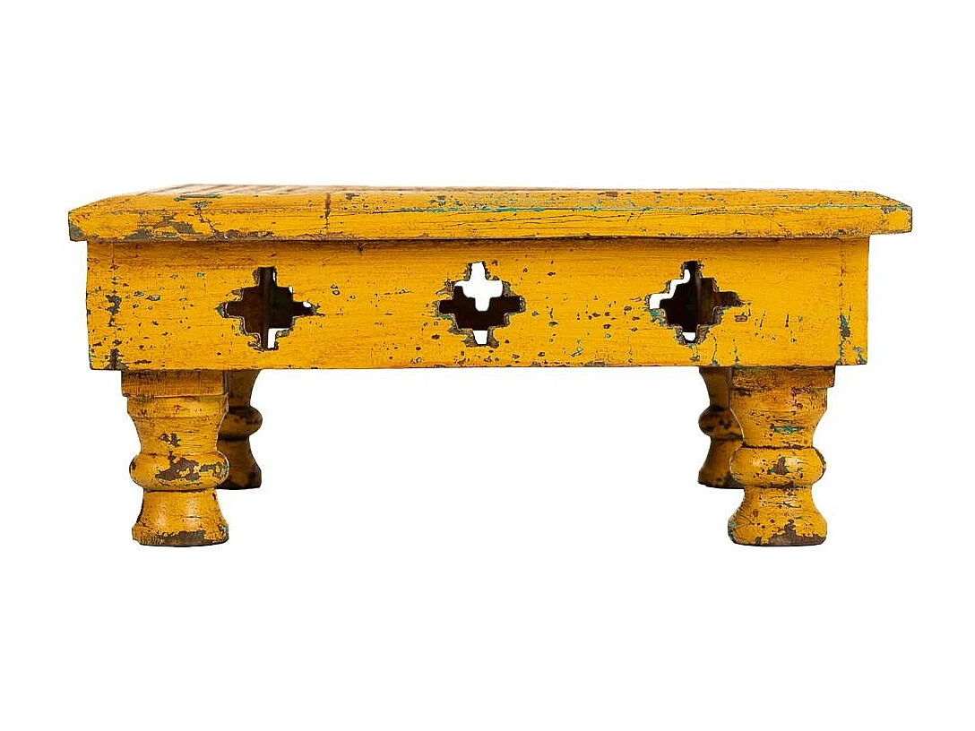 Table basse sculptée en bois jaune 33x33x14h
