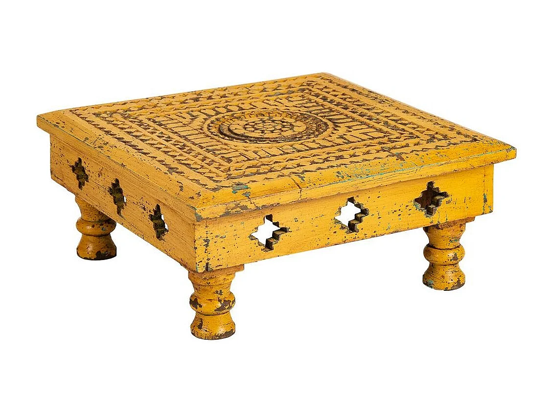 Table basse sculptée en bois jaune 33x33x14h
