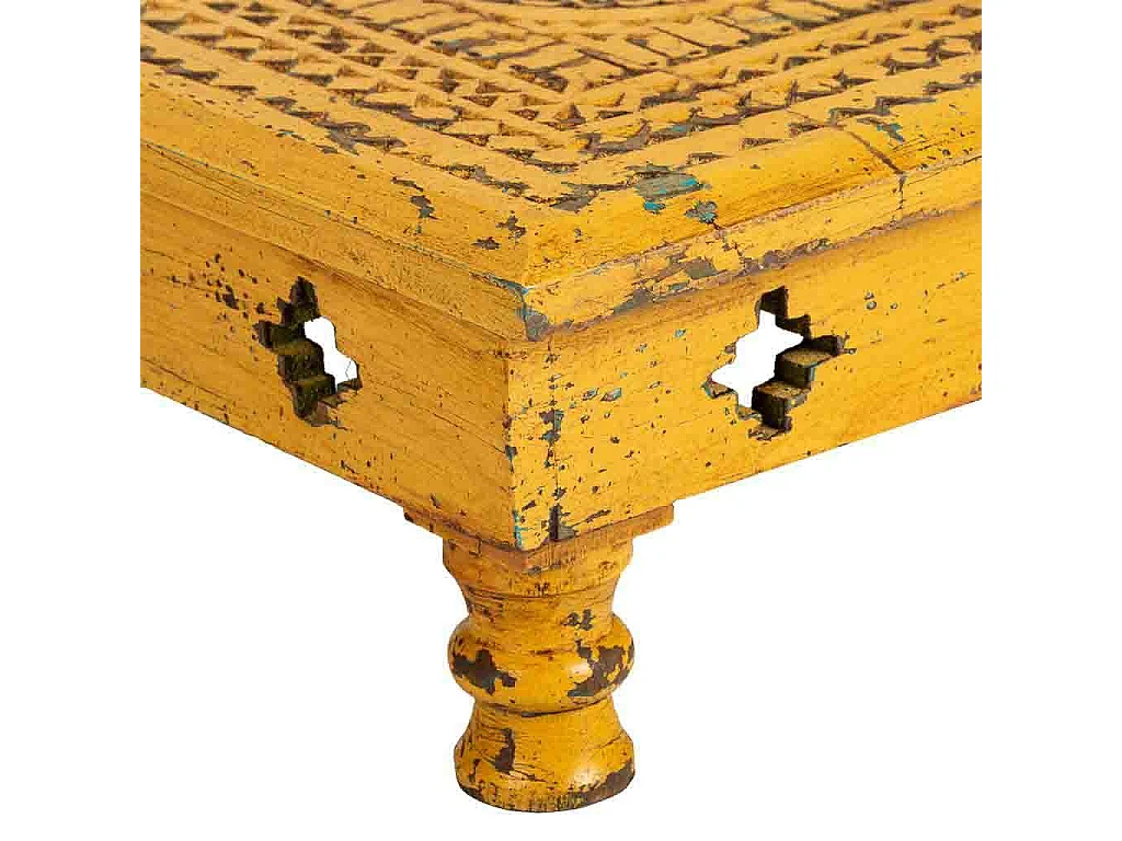 Table basse sculptée en bois jaune 33x33x14h