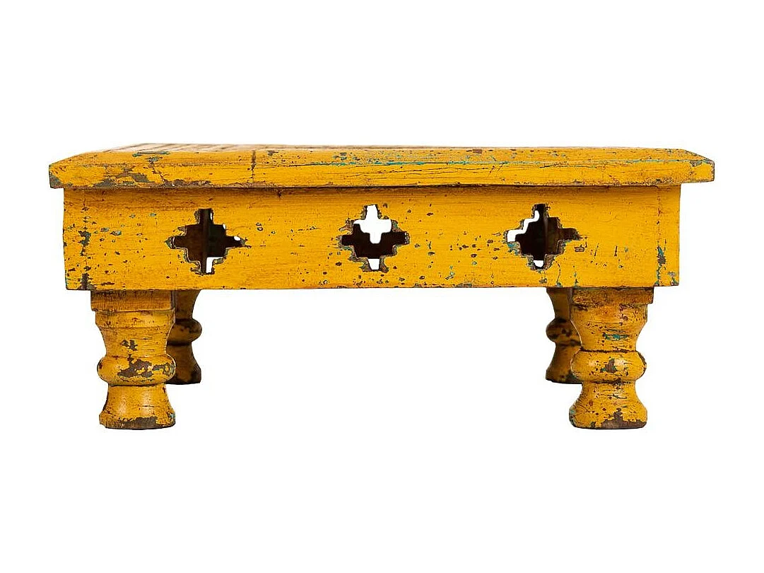 Mesa de centro em madeira entalhada amarela 33x33x14