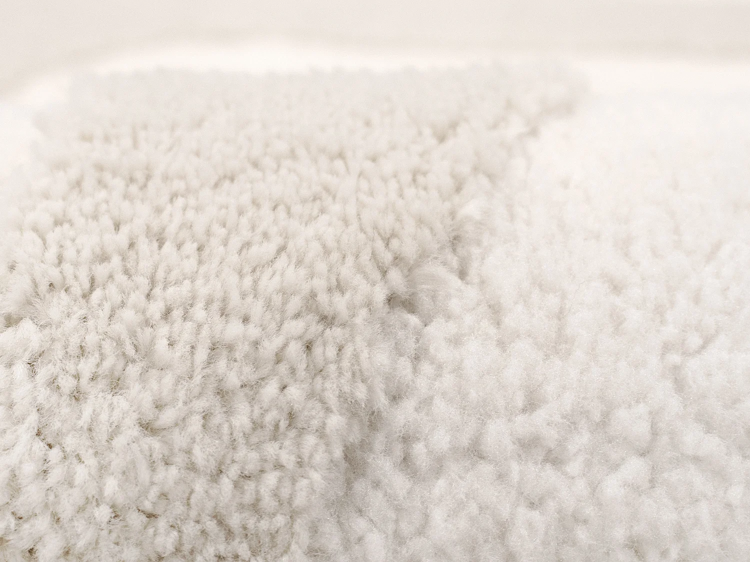 Hochflorteppich mit abstraktem Muster - 160 x 230 cm - Weiß & Cremefarben - VENICHI