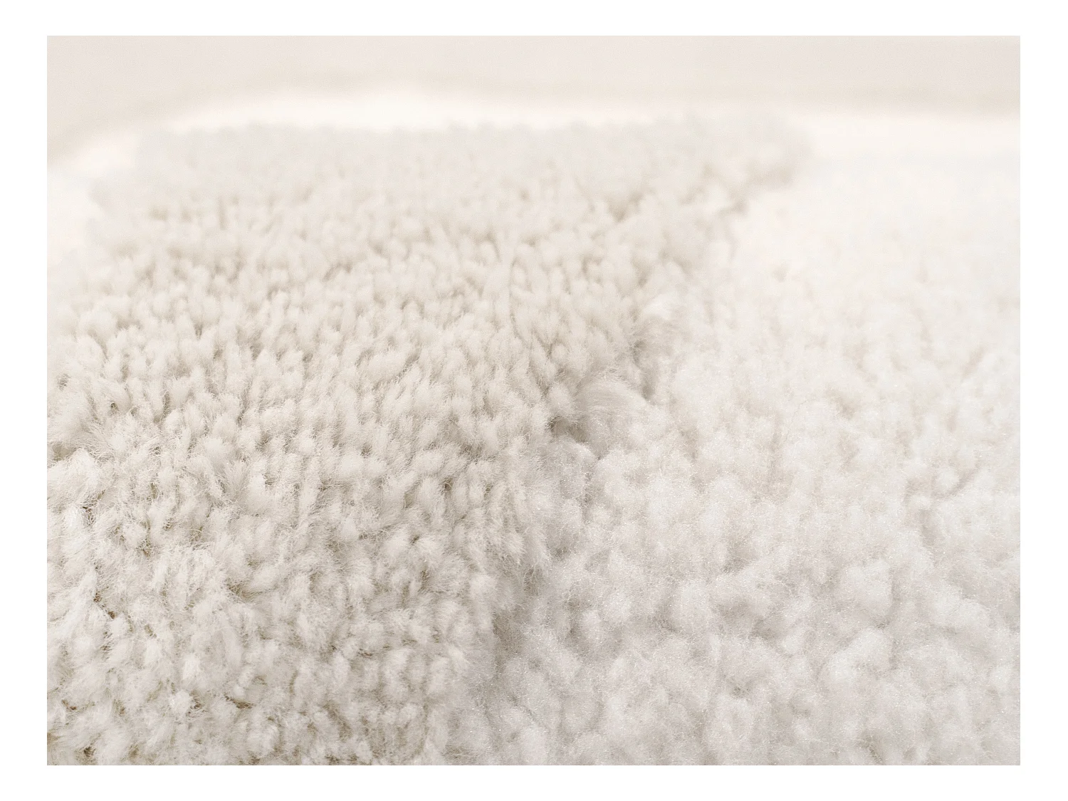 Hochflorteppich mit abstraktem Muster - 160 x 230 cm - Weiß & Cremefarben - VENICHI