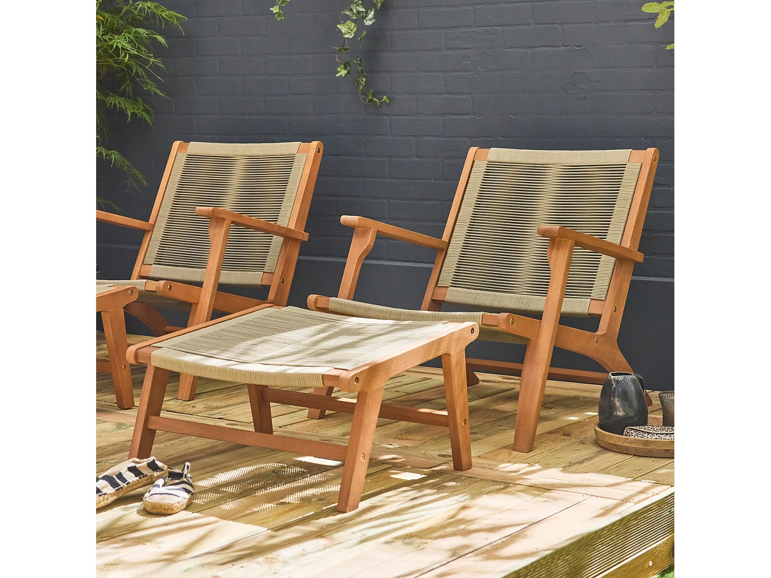 Set 2 poltrone da giardino e poggiapiedi in legno e corda Talpa - 66.5x81x71 cm