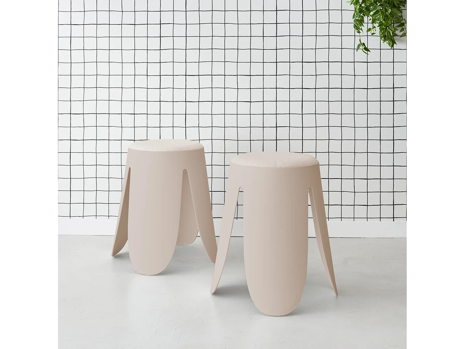 Set di 2 sgabelli impilabili in materiale bouclé, beige