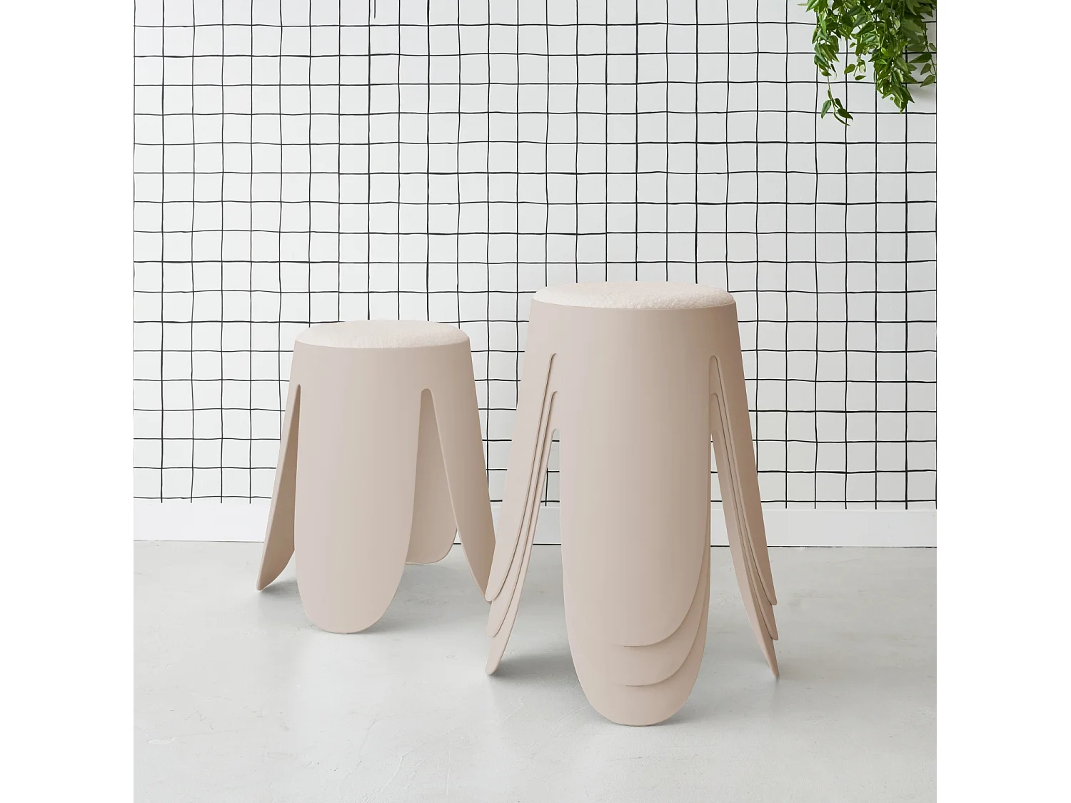 Taburetes apilable de borreguito texturizado, set de 4 beige