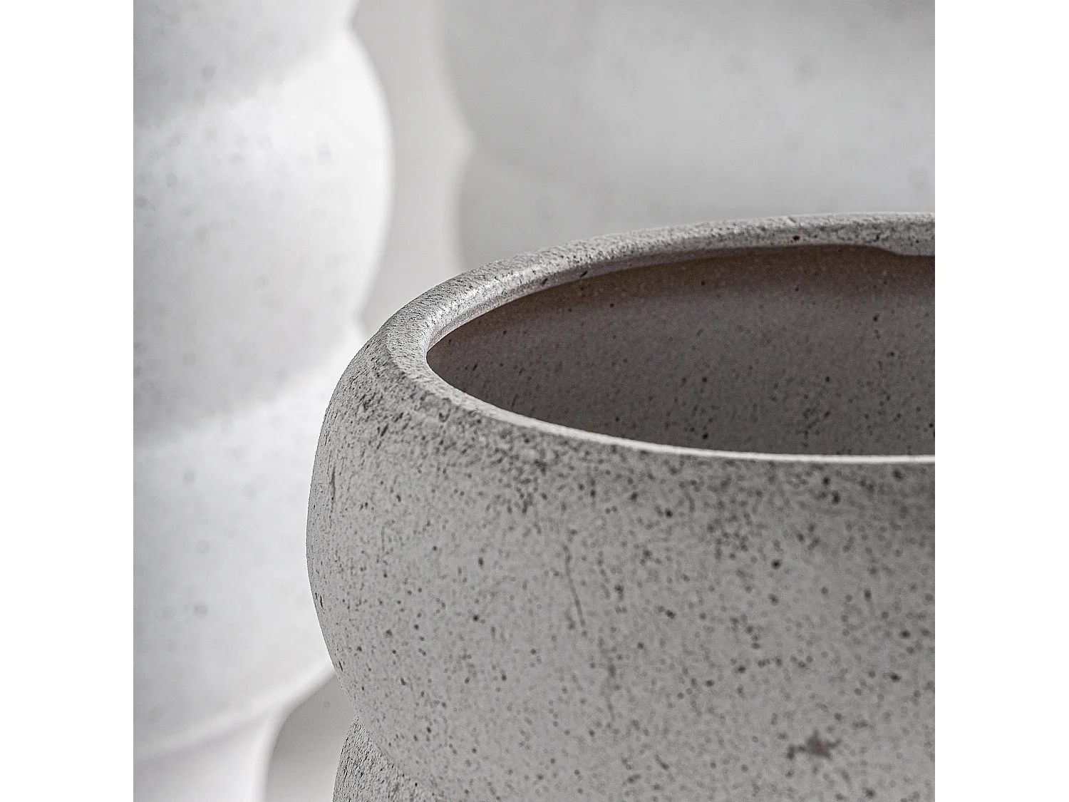 Macetero de cerámica en color blanco roto de 43x43x40cm