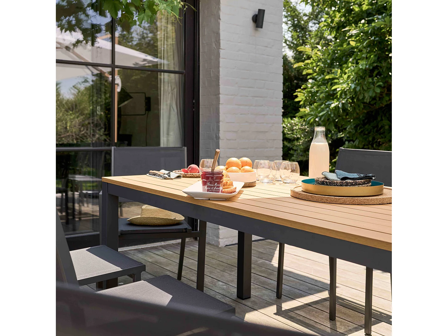 Ensemble table de jardin 180/240 cm eucalyptus avec 10 chaises