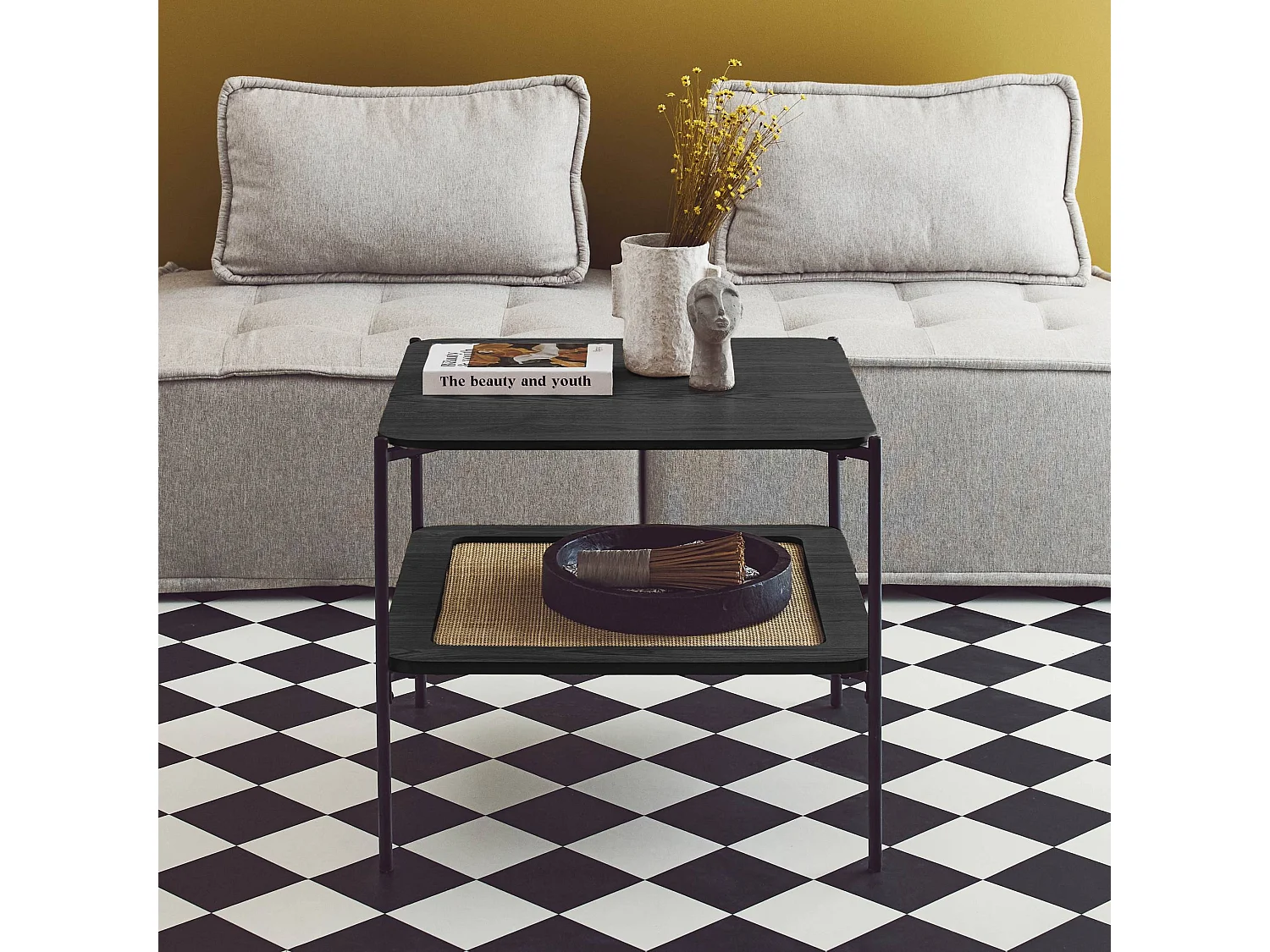 Table basse carrée coloris noir vintage double plateaux décor bois et cannage. piètement et structure en métal noir