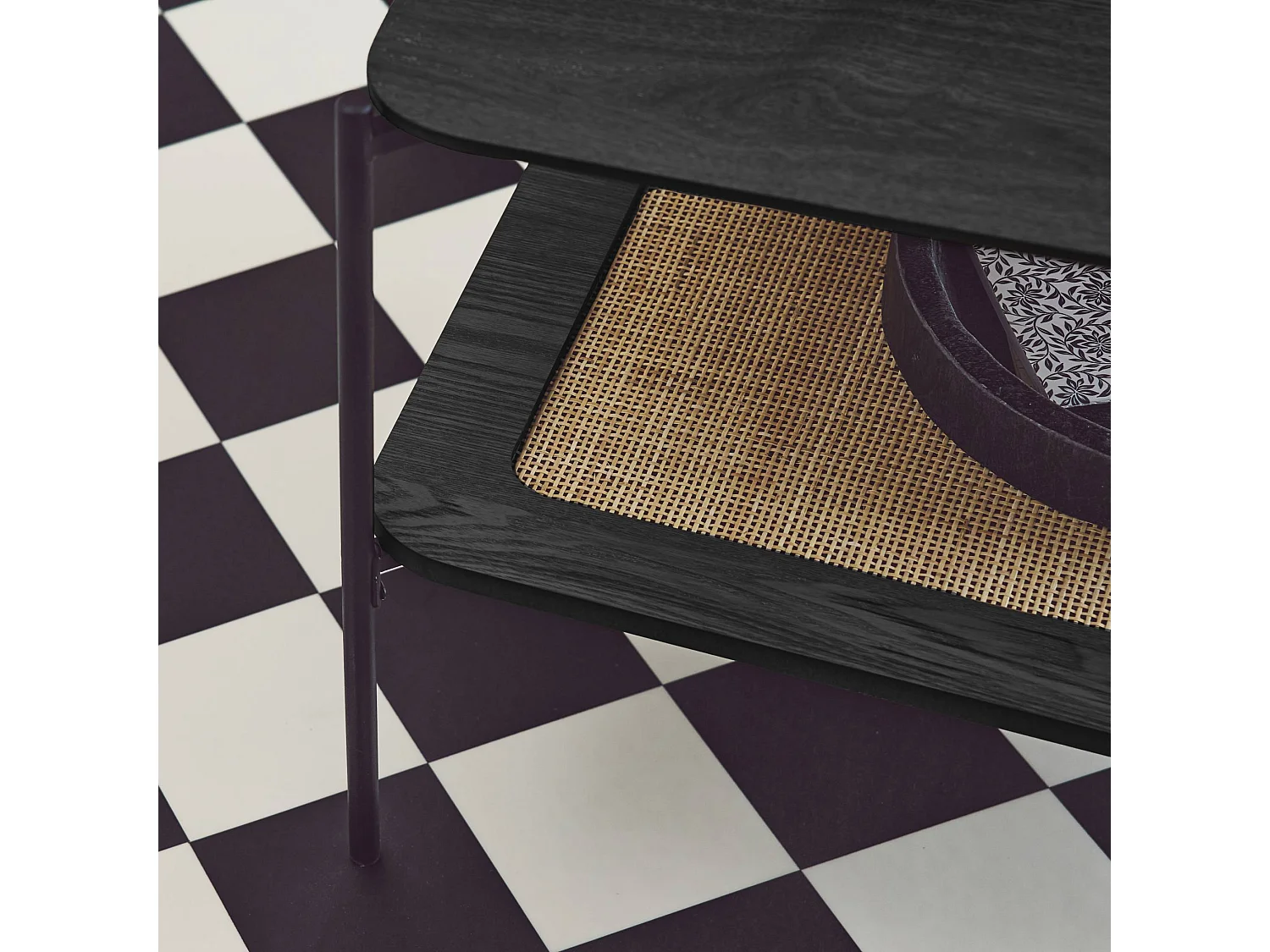 Table basse carrée coloris noir vintage double plateaux décor bois et cannage. piètement et structure en métal noir