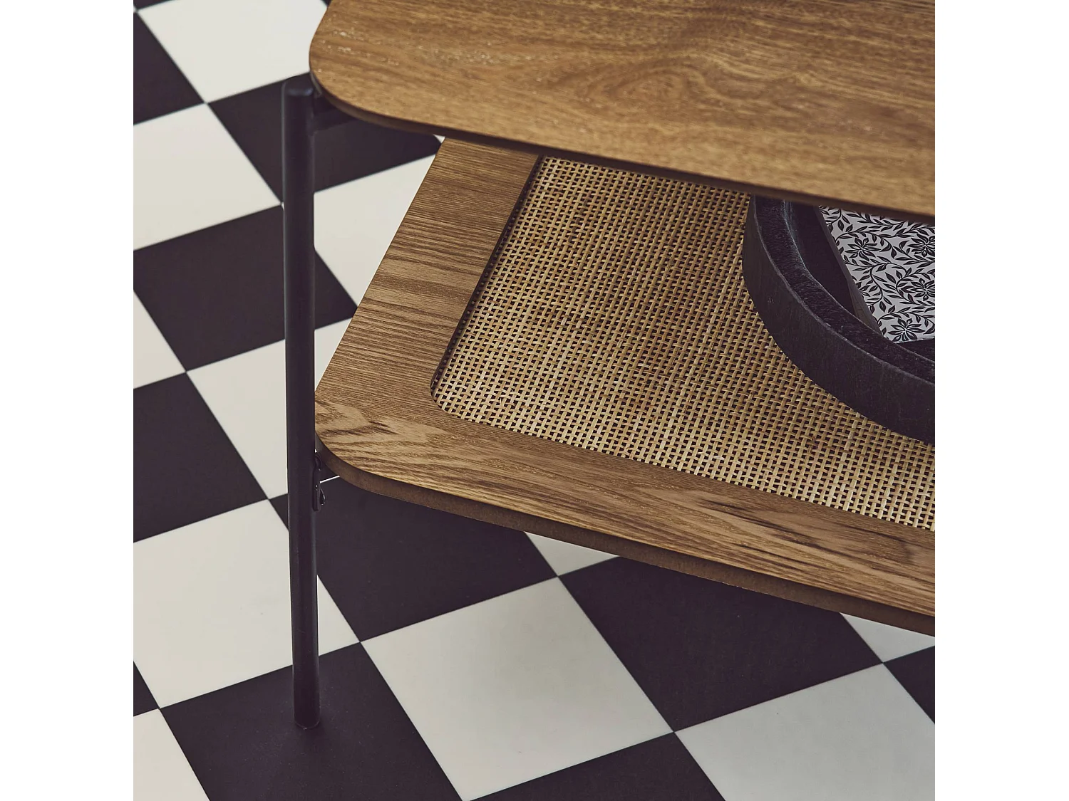 Mesa de centro cuadrada con tablero doble efecto madera y caña natural