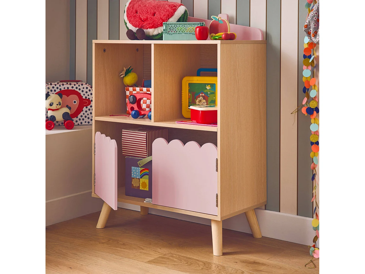 Bibliothèque enfant 2 étagères 2 portes. rose