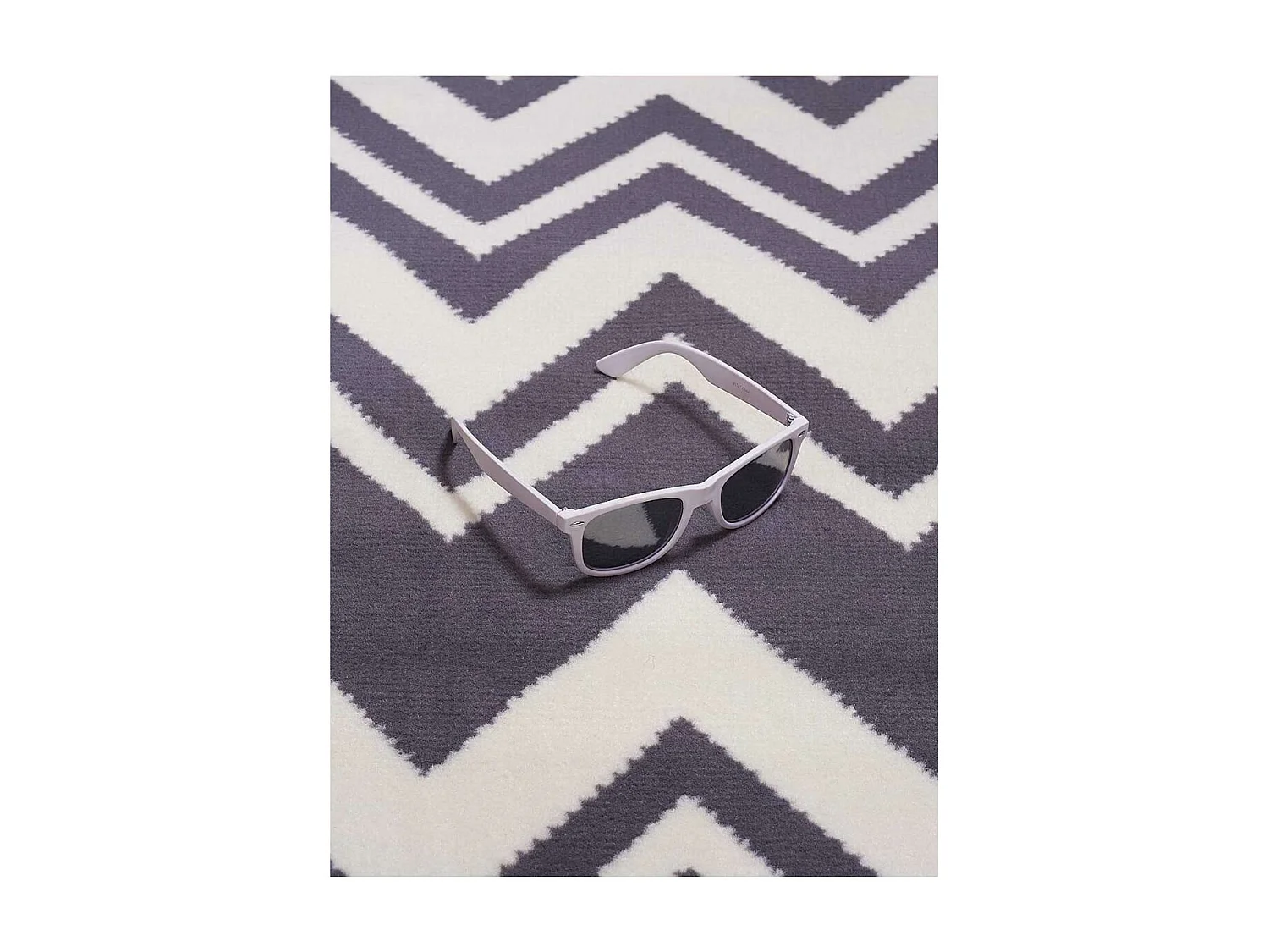 tapis chambre 60x110 tissé gris rectangle motif géométrique LYN1 VAGUES