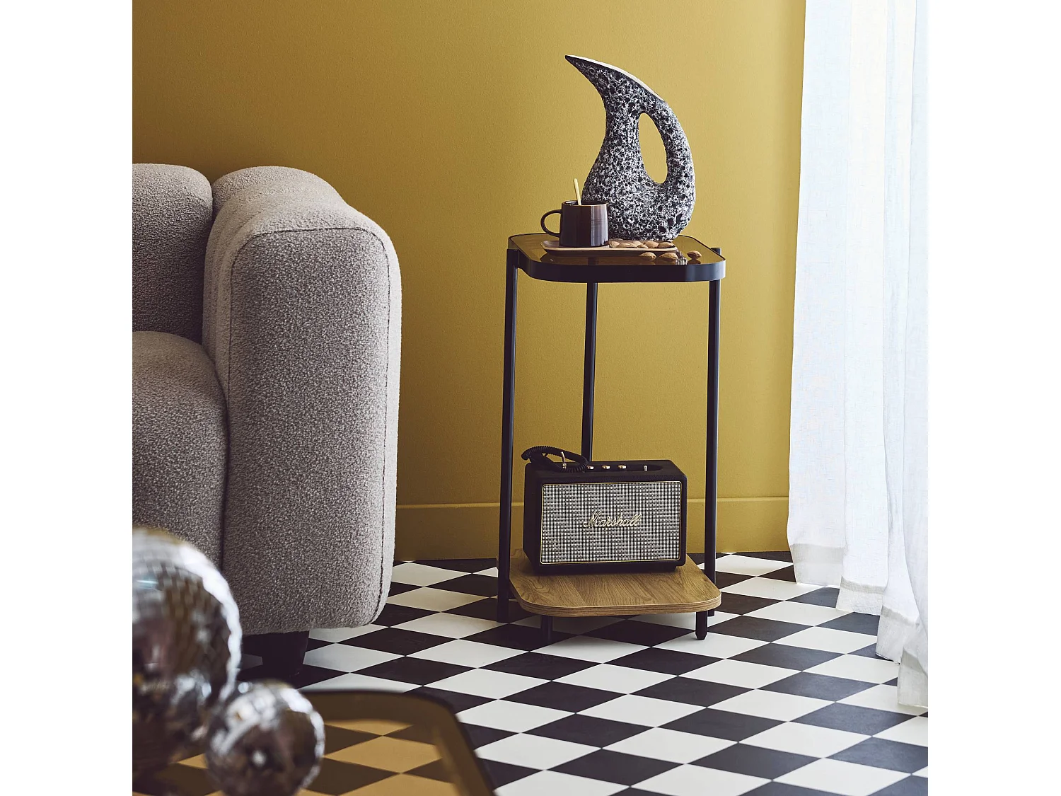 Bout de canapé vintage en métal noir avec 2 plateaux (verre et décor bois). bords arrondis