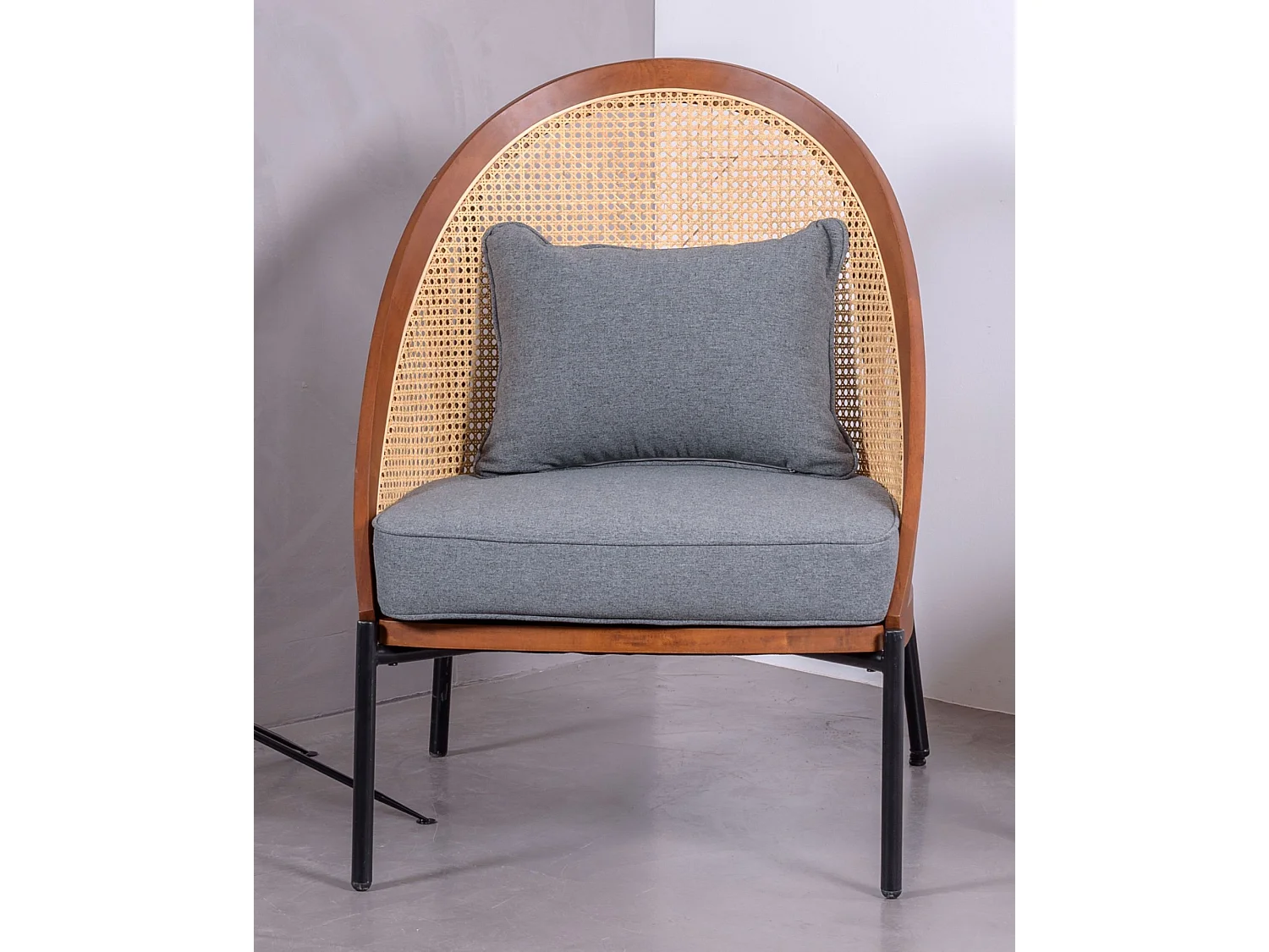 Vintage retro fauteuil van walnoothout en natuurlijk rotan - Robín - Okkernoot