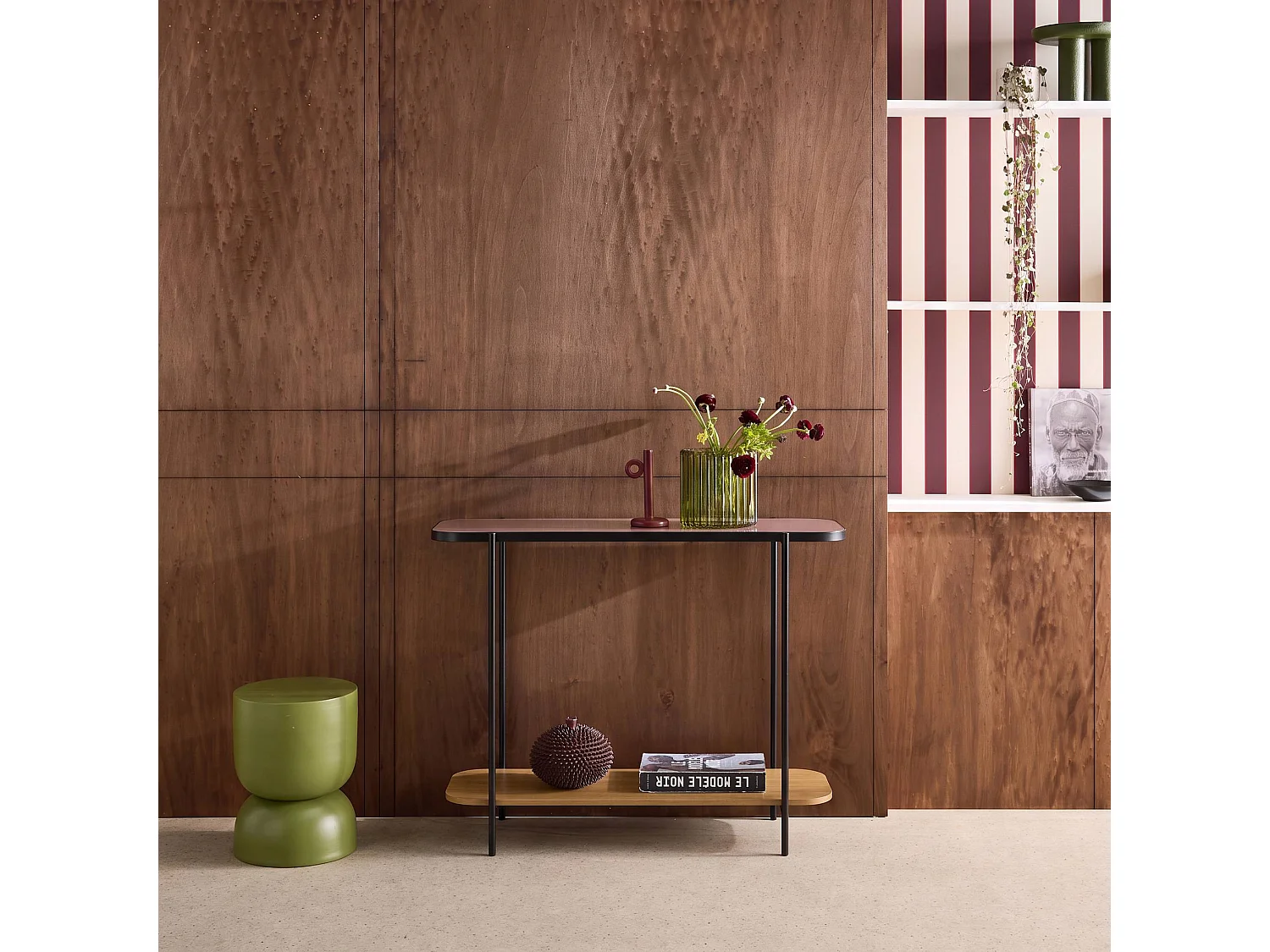 Consolle vintage in metallo nero con piano in vetro e decori in legno, 110 cm Marrone naturale -